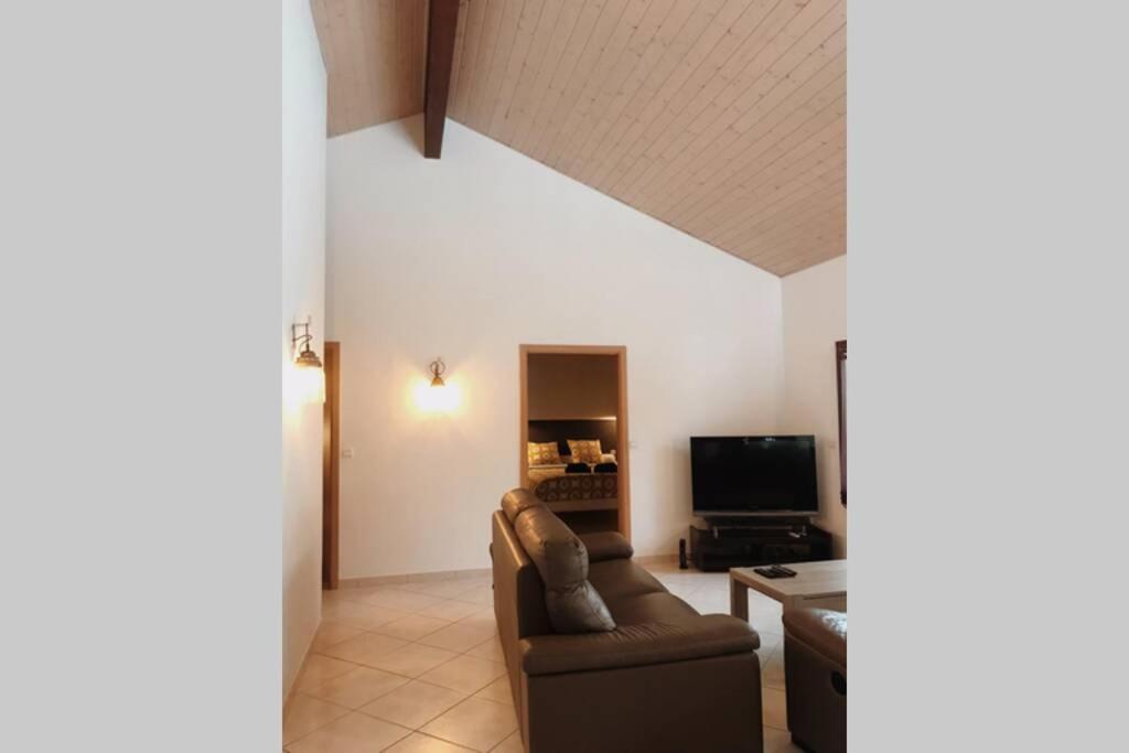 Maison Entiere Au Pied Du Plateau Du Retord 2 Chambres Sdb - Vouvray Ochiaz Exteriör bild